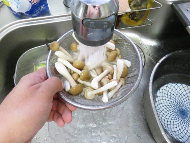しめじ水洗い