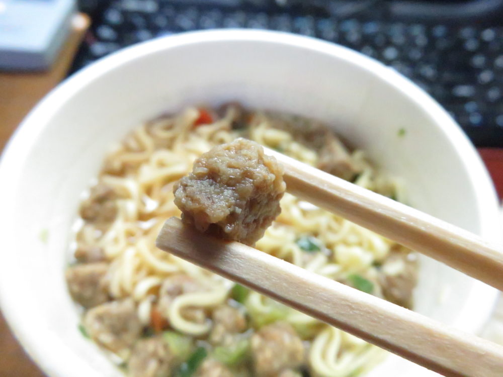 カップヌードルビッグ　謎肉祭 肉盛りペッパーしょうゆ　試食3