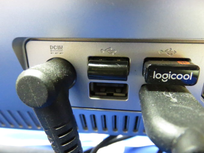 エレコム Bluetooth USBアダプタ LBT-UAN05C2　パソコンに接続する