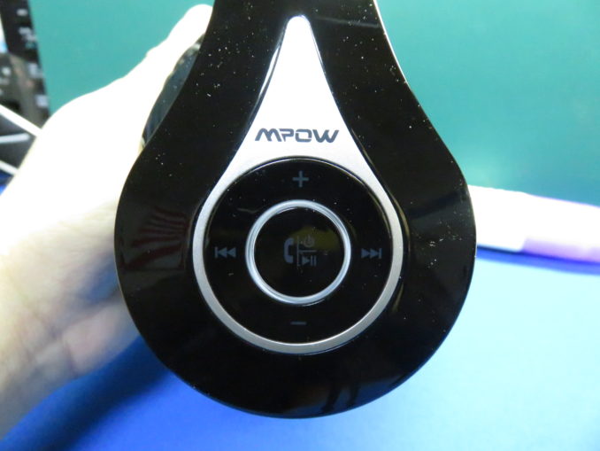 Mpow 密閉型Bluetoothヘッドフォン　ハウジングのボタン