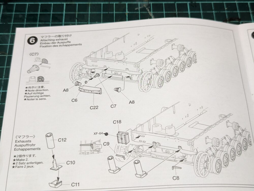 タミヤ 4号駆逐戦車 ラング（V）　車体後部にパーツを取り付ける