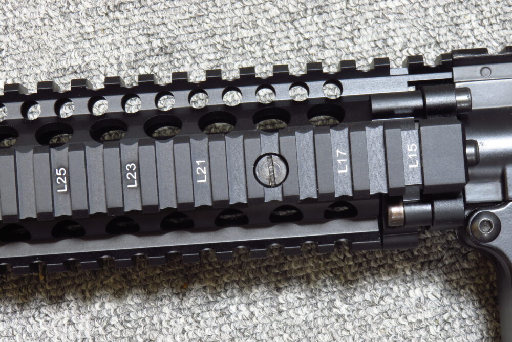 BigDragon Daniel Defenceタイプ MK18 RIS II　サイドレールのマイナスネジで上下ハンドガードを固定する